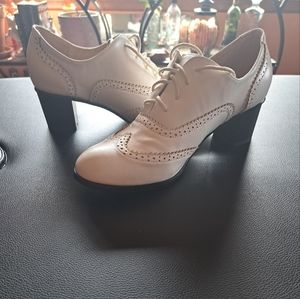 Elegant Cream Women's Oxford Shoes